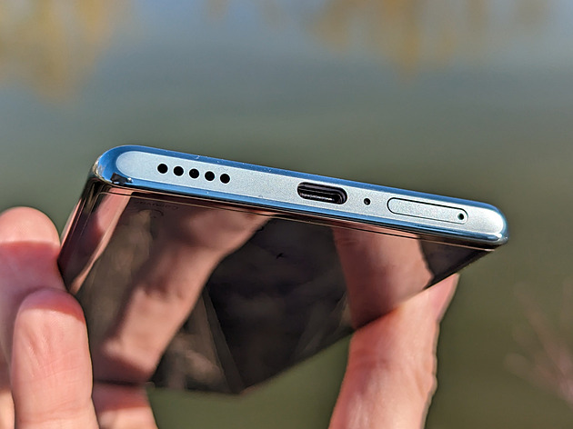 Rekordman ve výdrži baterie je tenký a skvěle padne do ruky