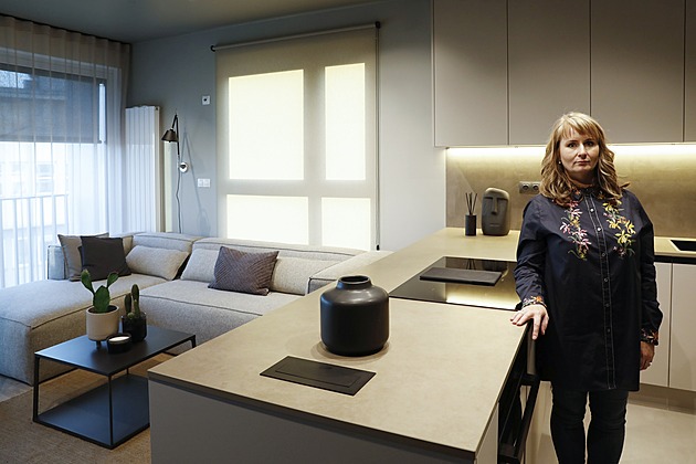 Obývací kuchyň mu zařídila sestra. Pracovní deska je téměř nezničitelná