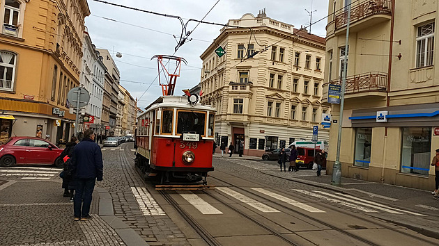 <p>Historická tramvaj projíždí Letenským náměstím v Praze 7-Holešovicích.</p>