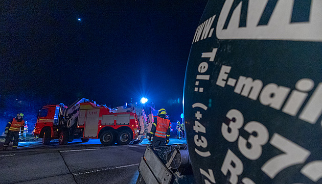 Cisterna plná čokolády sjela z cesty, málem se převrátila na rodinný dům