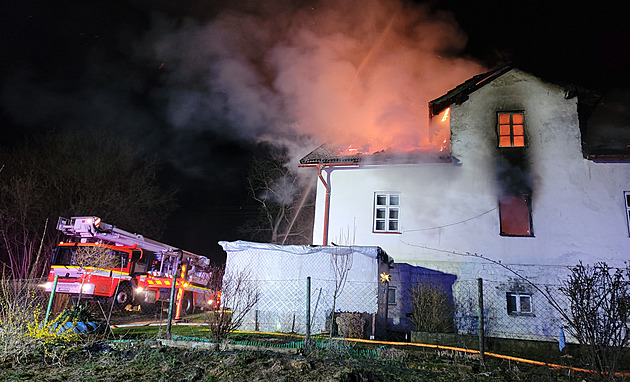 Žena se vážně popálila při požáru domu v Třinci, je v ohrožení života