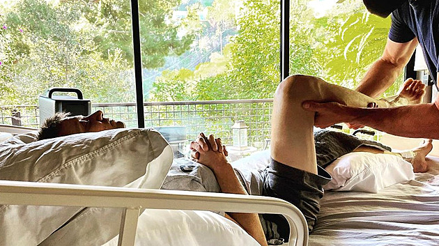 Renner se po těžké nehodě pochlubil, jak chodí. Zatím v antigravitačním boxu