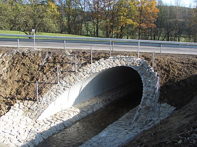 Nedaleko muniních sklad ve Vlachovicích bylo poteba opravit most. Po...