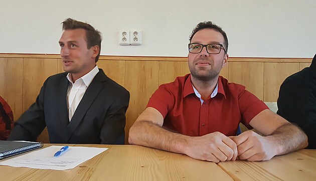 Nový starosta Hravy Petr Vylan (vpravo), vedle nj pedchdce Marek Sikora.