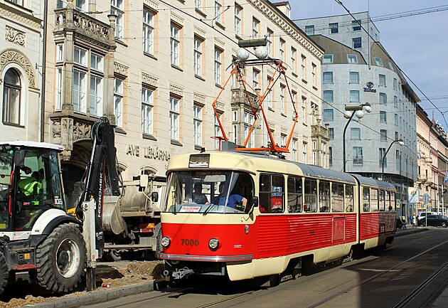 <p>Nedávno rekonstruovaná tramvaj K2 během služební jízdy v centru Prahy</p>