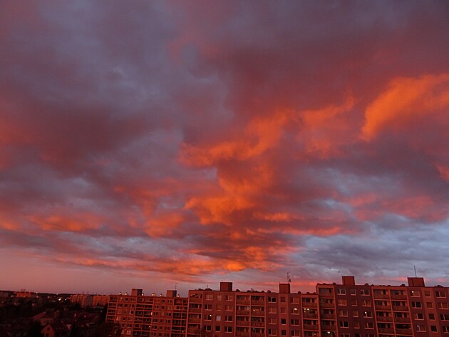 <p>Dnešní 24.3. podvečerní obloha nad Bohnicemi</p>