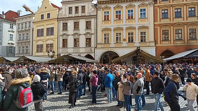 <p>Turisté sledují Staroměstský orloj ve 13:00.</p>