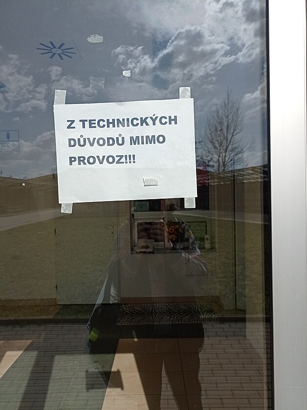  v nedávno zrekonstruovaném areálu DEPO Hostiva (konená metra, stanice deseti autobusových linek a dvou tramvají, odstavné parkovit pro auta), kde projde denn velké mnoství lidí, u adu msíc jsou nefukní WC (foto). Korespondence o tomto probl