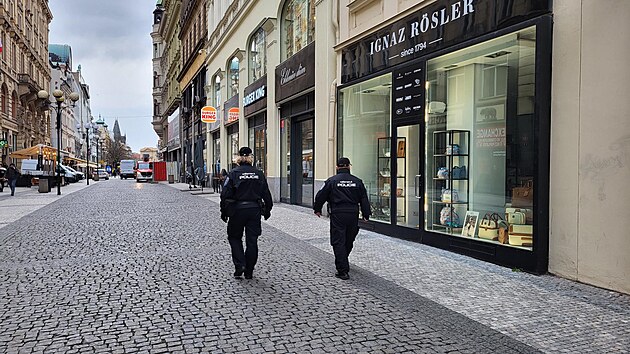 <p>Hlídka Městské policie během ranní služby v ulici 28. října v centru Prahy. 
                </p>