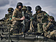 Ukrajinští vojáci jedou na obrněném transportéru na frontové linii v Bachmutu v...