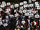 Francouzt opozin poslanci protestuj proti vldn dchodov reform, kter...