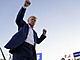 Bývalý prezident Donald Trump tančí po projevu na předvolebním mítinku na...