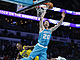 Gordon Hayward (20) z Charlotte Hornets se sna zakonit v zpase s  Indiana...