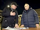 Ruský prezident Vladimir Putin na návtv Mariupolu. Vlevo ruský vicepremiér...