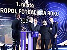 Patrik Schick pijímá gratulaci k vítzství v anket Fotbalista roku.