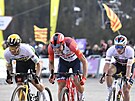 Fini v druhé etap Kolem Katalánska. Zleva: Primo Rogli, Giulio Ciccone a...