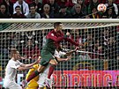 Portugalský kapitán Cristiano Ronaldo hlavikuje v utkání proti Lichtentejnsku.