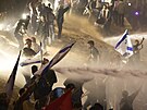 Protesty Izraelc v Tel Avivu rozhánla policie vodními dly. (27. bezna 2023)