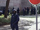 Policejní zásah ped islámským centrem v Lisabonu, kde útoník zabil dv eny....