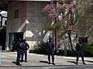 Policejní zásah ped islámským centrem v Lisabonu, kde útoník zabil dv eny....