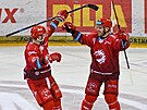 Tinetí hokejisté Martin Rika a Marko Dao se radují z gólu do prázdné...
