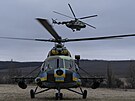 Ukrajinské bojové vrtulníky Mi-8 startují smrem k ruským pozicím bhem bojové...