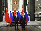 Ruský premiér Michail Miustin (vpravo) a ínský prezident Si in-pching po...