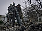 Ukrajintí vojáci stílejí z minometu na ruské pozice na frontové linii u...