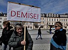 P�ed jesenickou radnic� �ek� na premi�ra Petra Fialu hlou�ek demonstrant�.
