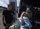 Sedmaticetiletý zranný ukrajinský voják Jaroslav leí na nosítkách v Doncké...