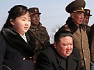 Severokorejský vdce Kim ong-un a jeho dcera sledují cviné odpálení rakety....
