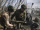 Ukrajintí vojáci pálí z houfnice M119 na ruské pozice u Bachmutu. (23. bezna...