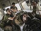 Ukrajintí vojentí zdravotníci evakuují zranného vojáka z frontové linie u...