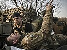 Zranný ukrajinský voják ukazuje gesto symbolizující vítzství, zatímco ho...