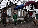Ukrajintí dchodci ped svým domem ve vesnici Semenivka nedaleko frontového...
