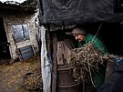 Jednasedmdesátiletá Ljubov ped svým domem ve vesnici Semenivka nedaleko msta...