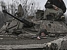 Ukrajintí vojáci v tanku BMP-2 pi pesunu k mstu Bachmut. (11. bezna 2023)