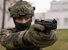 Armáda pezbrojuje jednotky novými pistolemi CZ P-10 C z dílen eské zbrojovky.