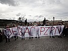 Hlavní transparent pochodu polských fanouk. PZPN znaí Polský fotbalový svaz,...