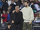 Gérard Piqué (vpravo) s éfem Barcelony Joanem Laportou na finálovém turnaji...