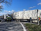 Dva nákladní vozy havarovaly kolem 13:30 na dálnici D7 na trase Praha-Slaný u...