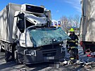 Dva n�kladn� vozy havarovaly kolem 13:30 na d�lnici D7 na trase Praha-Slan� u...