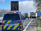 Dva nákladní vozy havarovaly kolem 13:30 na dálnici D7 na trase Praha-Slaný u...