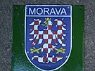 Neznámý vandal v Moravském krasu pokozuje cedule s malým státním znakem....