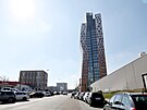 B�lo-oran�ov� mrakodrap AZ Tower se dv�ma podzemn�mi a t�iceti nadzemn�mi...