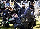 Policie zadrela osmdesát ekologických aktivist. (25. bezna 2023)