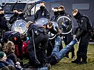 Ekologití aktivisté protestovali na letiti v nizozemském Eindhovenu. (25....