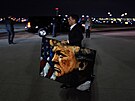Obraz s podobiznou bývalého prezidenta Donalda Trumpa je vynáen z jeho letadla...