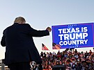 Nkolika tisícovkám stoupenc Trump na letiti v texaském mst Waco v sobotu...