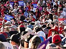 Nkolik tisícovek stoupenc Donalda Trumpa dorazilo na mítink na letiti v...